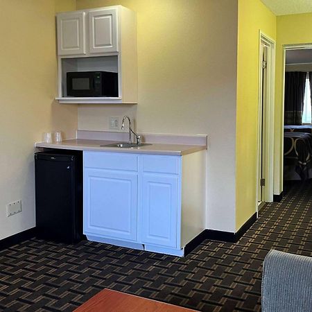 Hotel Super 8 By Wyndham Indianapolis/Ne/Castleton Area Extérieur photo