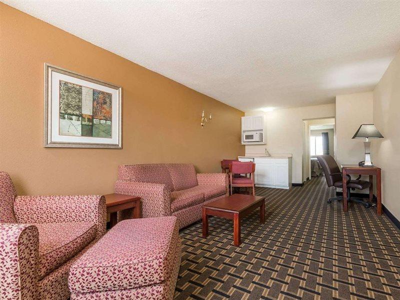 Hotel Super 8 By Wyndham Indianapolis/Ne/Castleton Area Extérieur photo