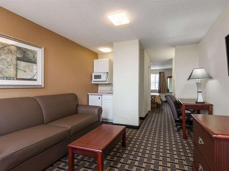 Hotel Super 8 By Wyndham Indianapolis/Ne/Castleton Area Extérieur photo
