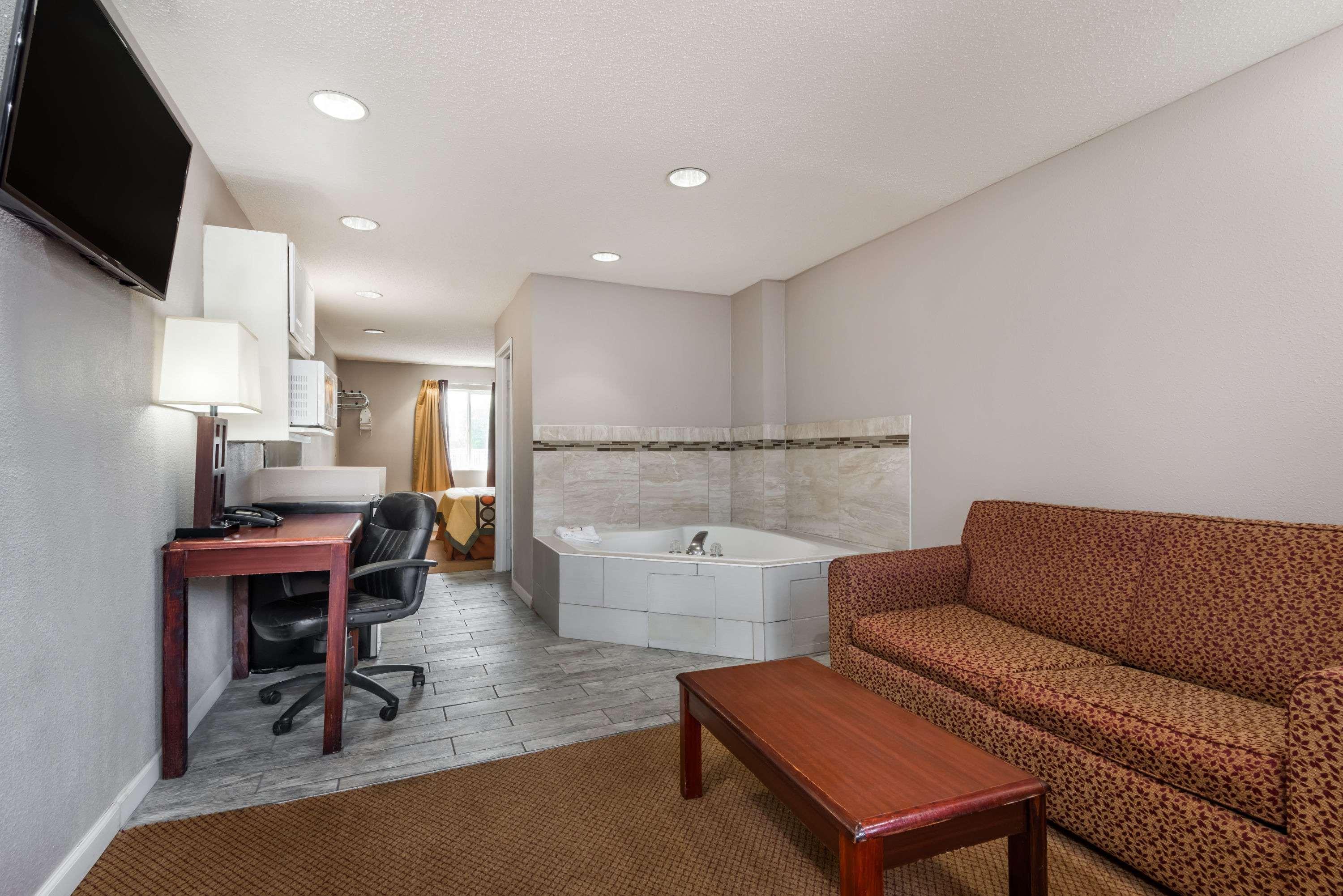 Hotel Super 8 By Wyndham Indianapolis/Ne/Castleton Area Extérieur photo