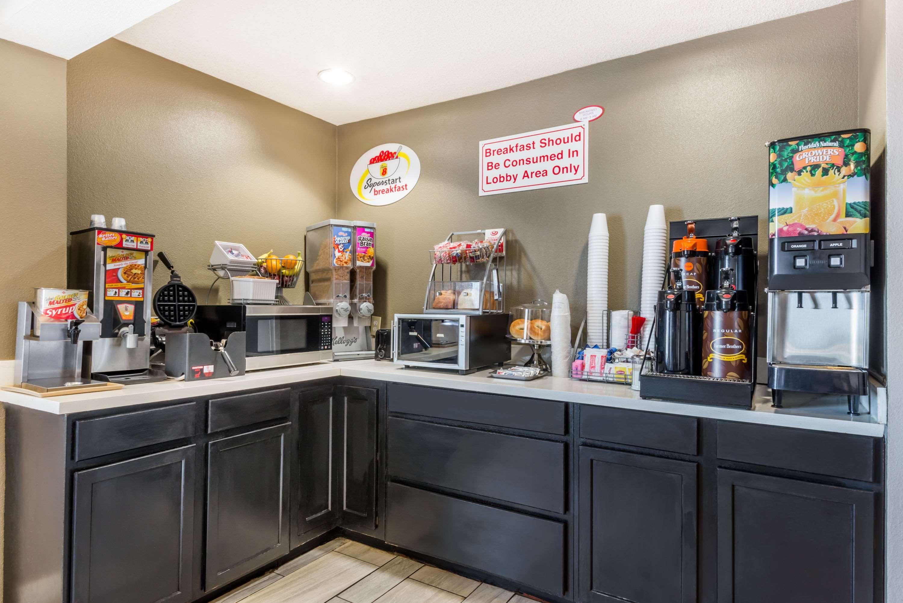 Hotel Super 8 By Wyndham Indianapolis/Ne/Castleton Area Extérieur photo