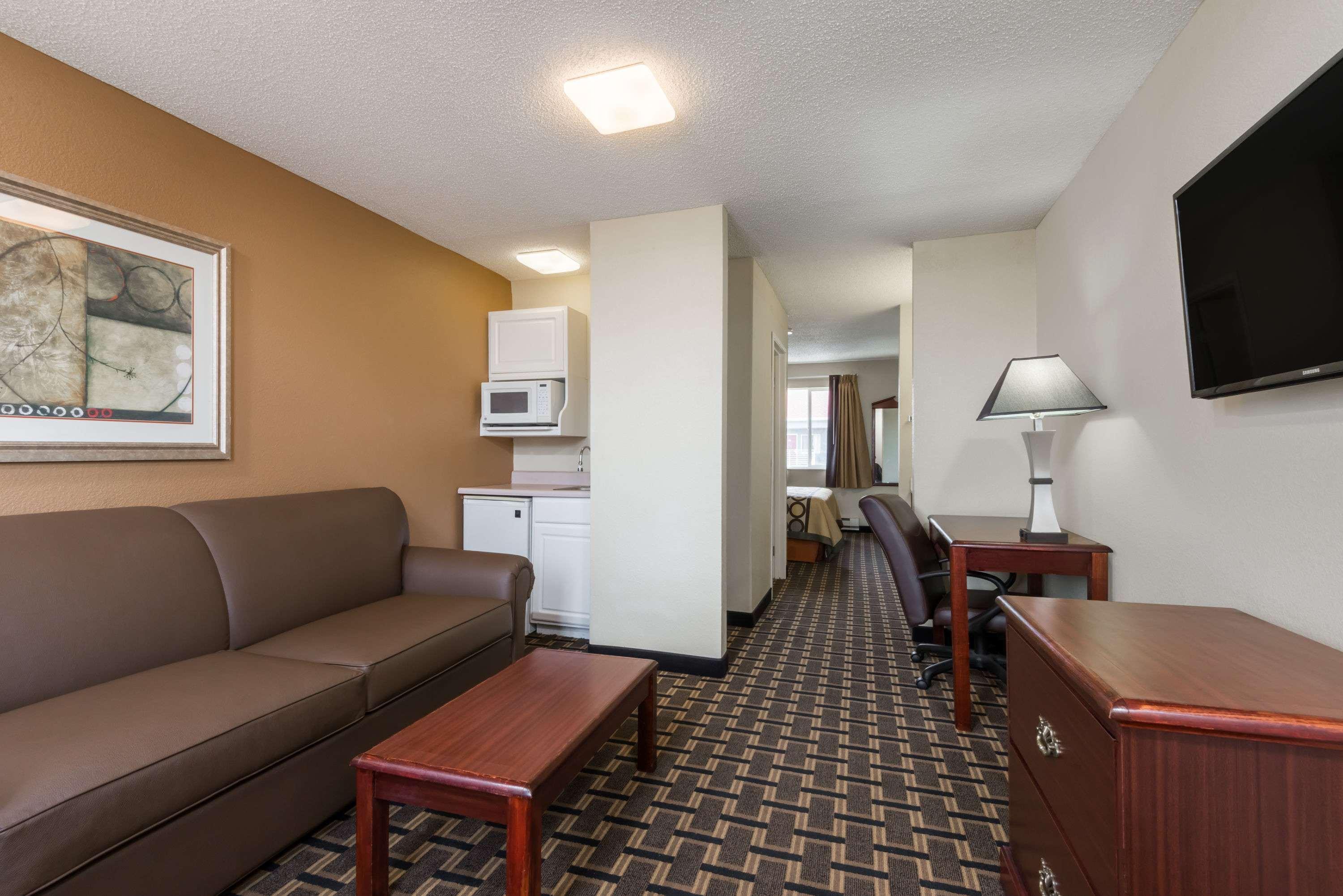Hotel Super 8 By Wyndham Indianapolis/Ne/Castleton Area Extérieur photo