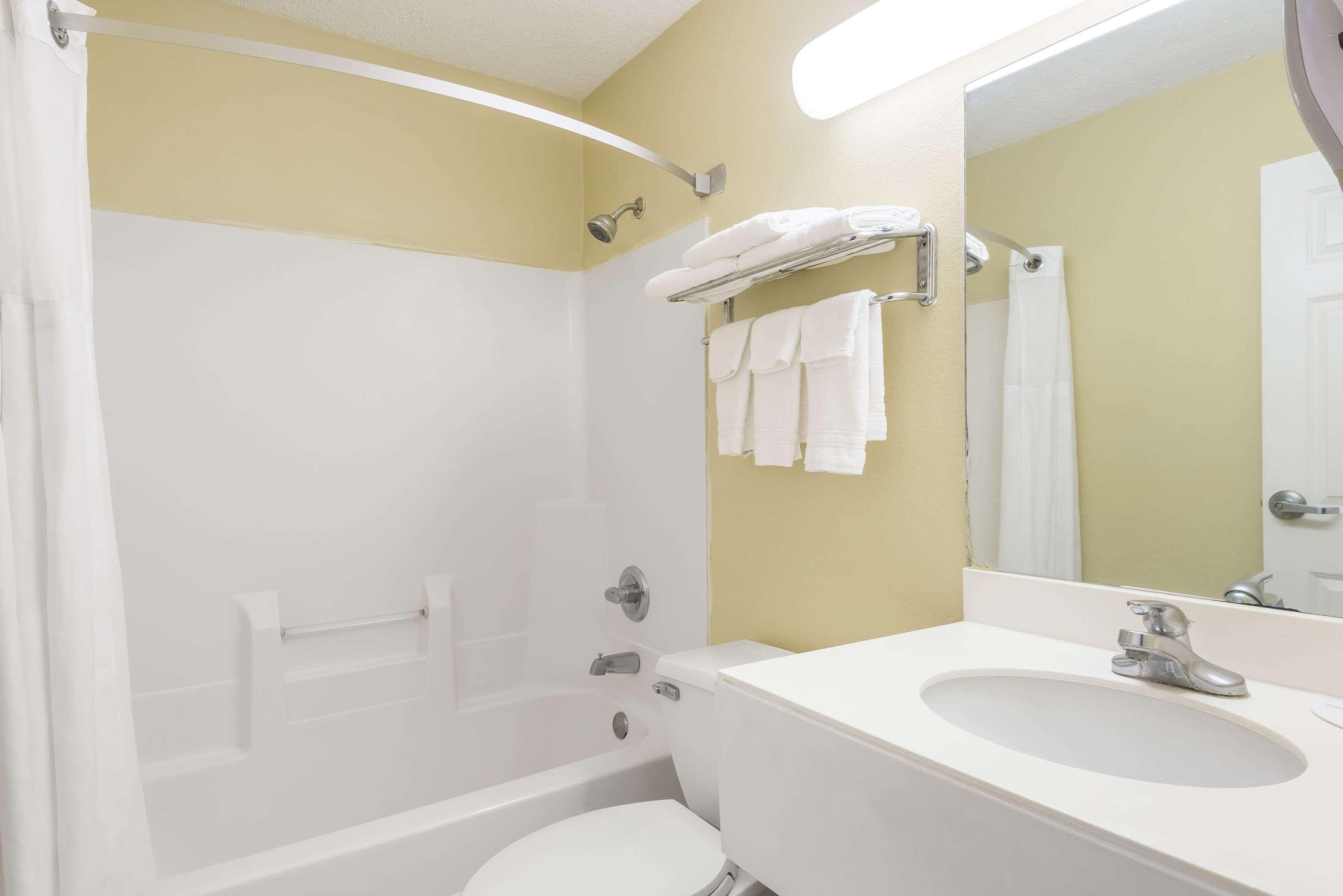 Hotel Super 8 By Wyndham Indianapolis/Ne/Castleton Area Extérieur photo