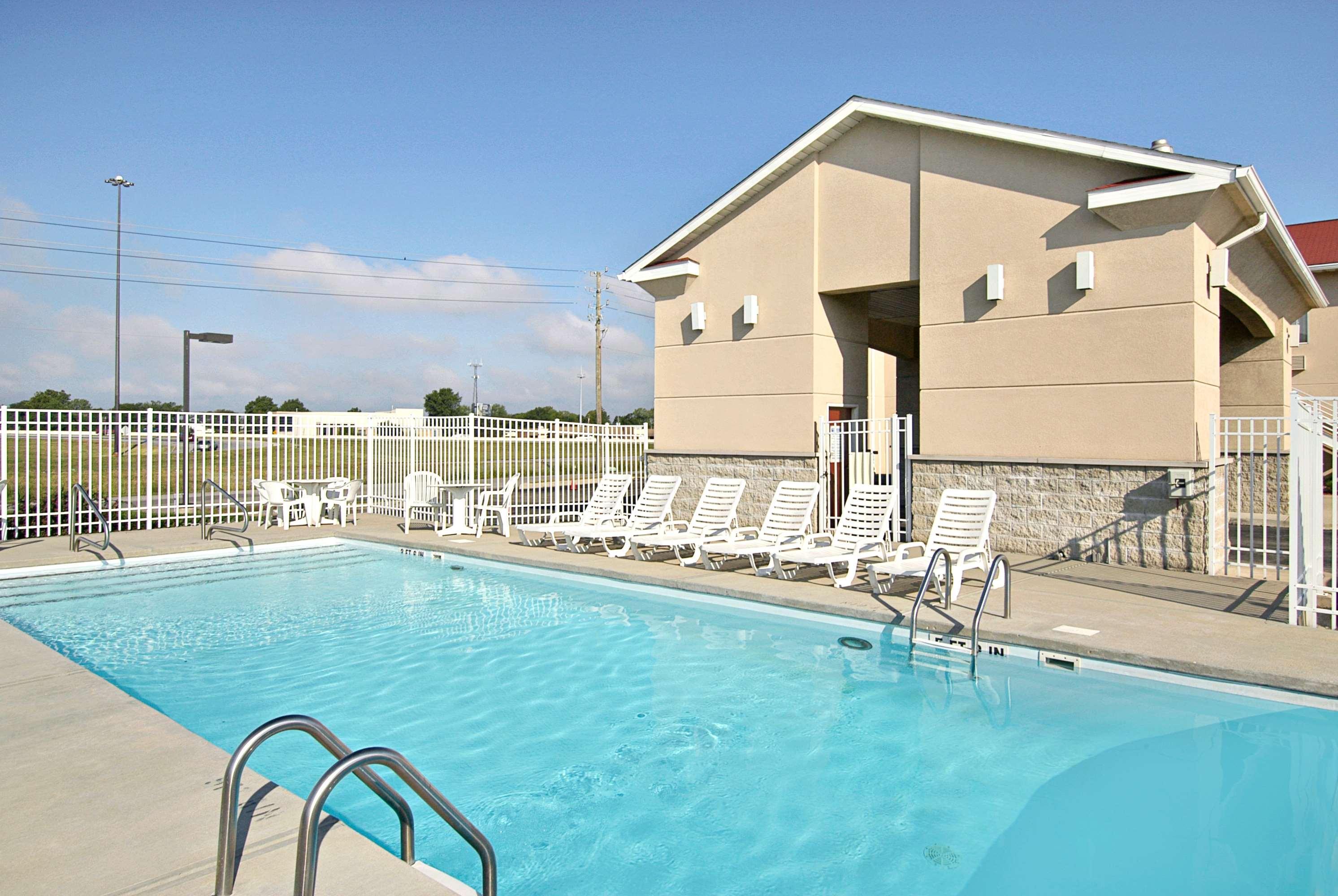 Hotel Super 8 By Wyndham Indianapolis/Ne/Castleton Area Extérieur photo