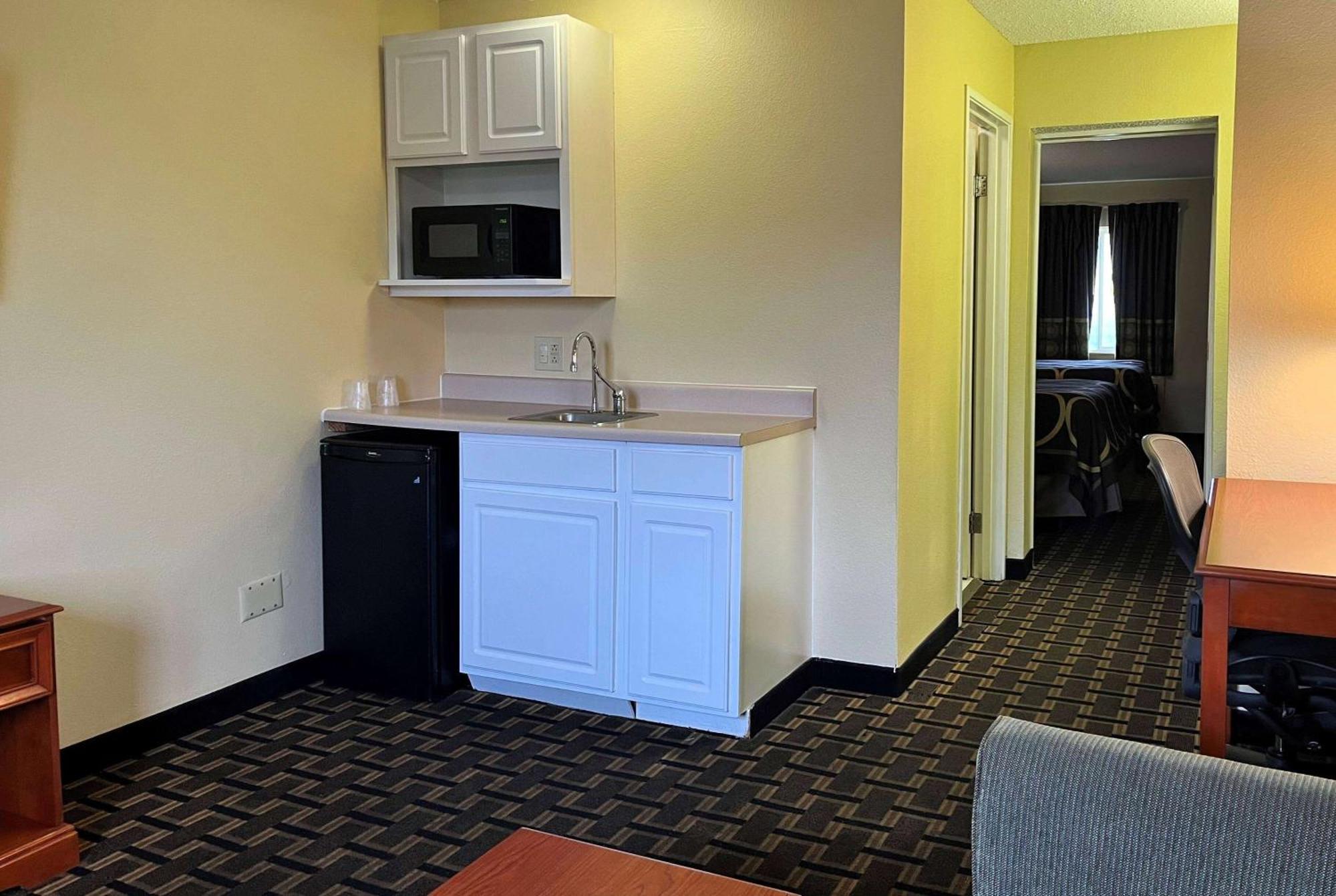 Hotel Super 8 By Wyndham Indianapolis/Ne/Castleton Area Extérieur photo