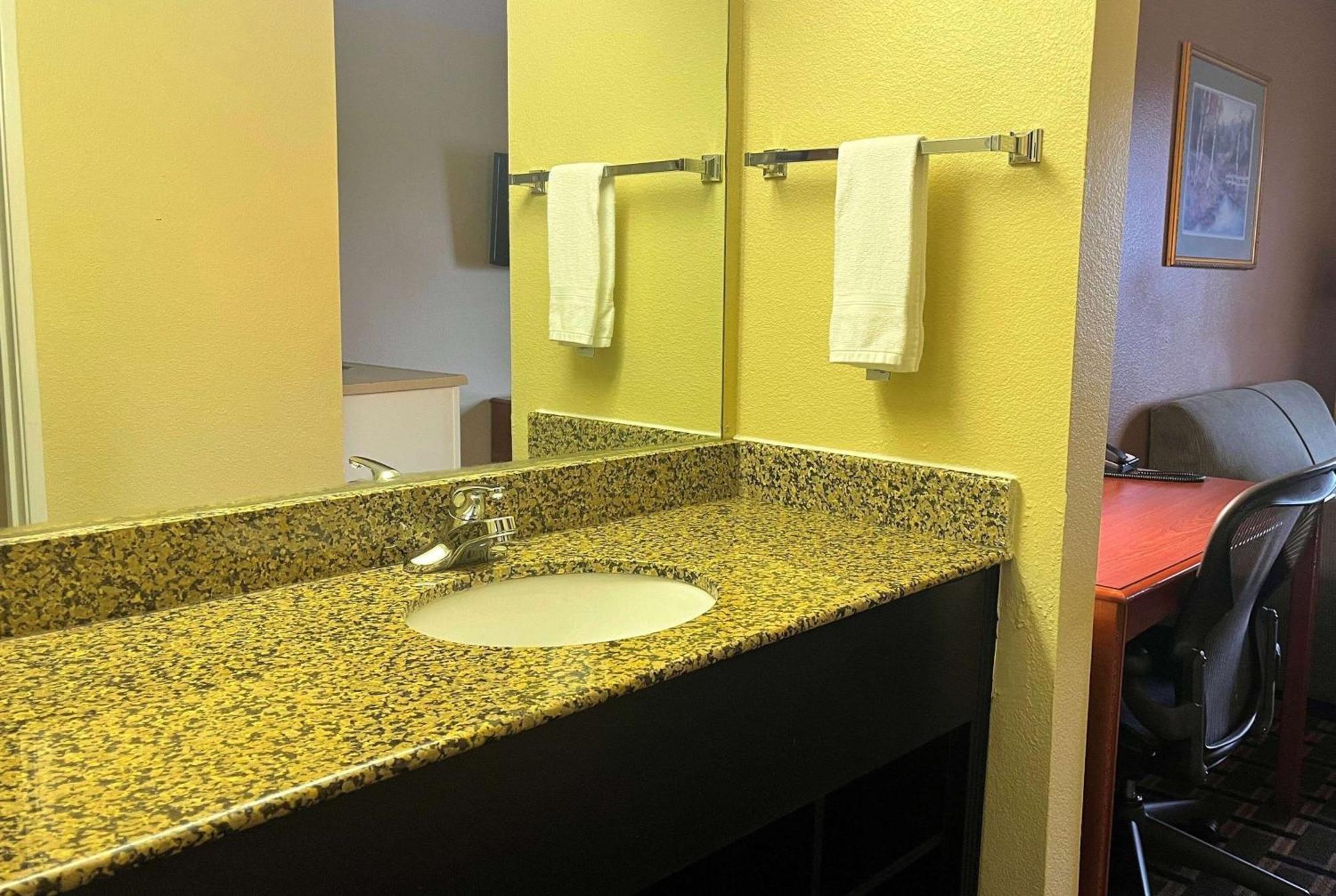 Hotel Super 8 By Wyndham Indianapolis/Ne/Castleton Area Extérieur photo